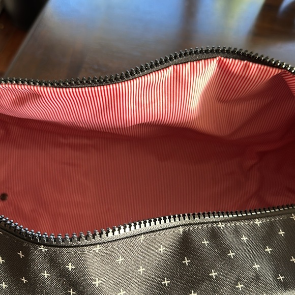 BAG HERSCHEL SUPPLY CO. SUTTON MID-VOLUME DUFFLE BAG- like new, missing strap - Picture 8 of 10